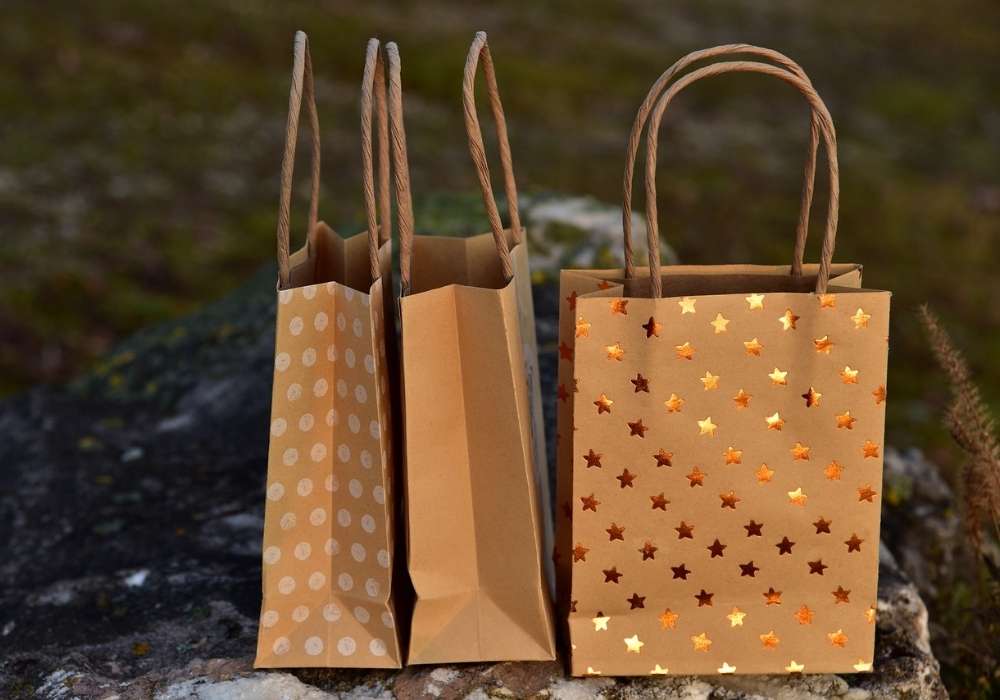 How to Make a Bag Out of Christmas Paper